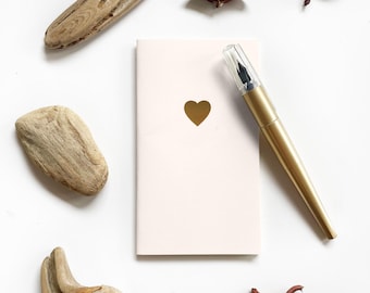 Minicuaderno clásico de corazón cosido a caballo. Libreta "Sé Mío". Diario de bolsillo con un corazón adorable. Libreta con corazón cosido en marfil y dorado. Libreta de boda.