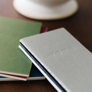 Caderno de Votos de Casamento com Gravação em Relevo e Costura em Grampo. Pequeno livreto de votos. Livro minimalista gravado para o celebrante. Livro de votos de casamento em branco com costura.