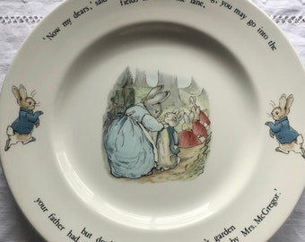 Vintage set Peter Rabbit-servies met bord, beker, beker met twee handvatten en eierdopjes van Engels aardewerk Wedgwood afzonderlijk verkrijgbaar