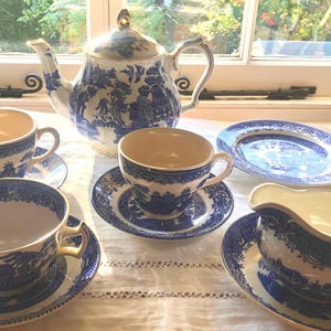 Juego de té vintage con diseño de sauce: tetera Sadler, jarra Woods & Sons y plato.