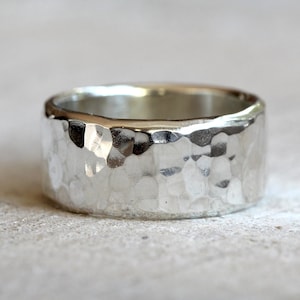 Anillo de hombre de banda ancha martillada en plata de ley.