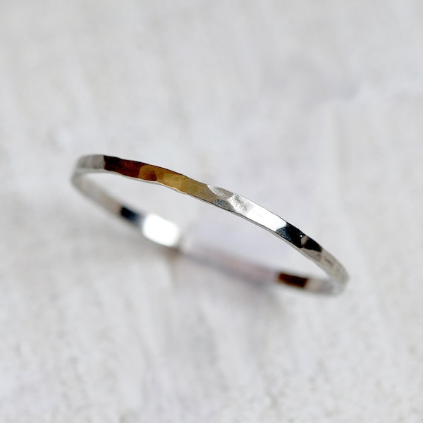 14Kゴールドの結婚指輪、薄型ハンマーバンド