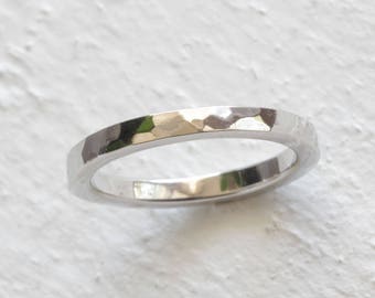 Anillo de bodas ecológico de platino martillado: elija un ancho