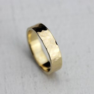 Men&#39;s Gold hammered ring 14k gold hammered wedding ring