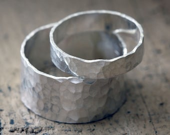 Conjunto de anillos de boda de bandas martilladas