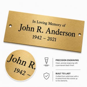 Pu&ograve; includere: Una targa commemorativa rettangolare in ottone spazzolato con testo inciso in nero che recita In Loving Memory of John R. Anderson 1942 - 2021. La targa presenta due fori di montaggio ed &egrave; mostrata con una vista circolare dettagliata e testo su incisione di precisione.