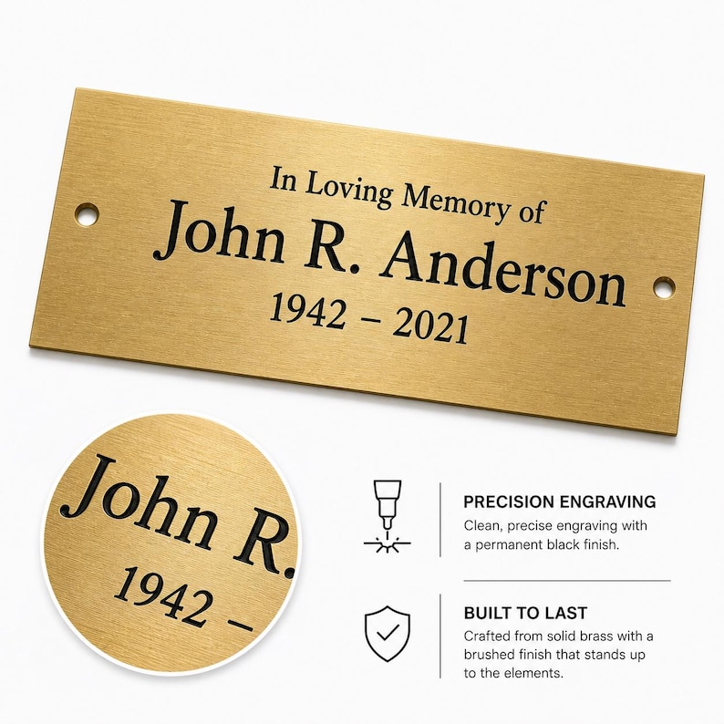 Pu&ograve; includere: Una targa commemorativa rettangolare in ottone spazzolato con testo inciso in nero che recita In Loving Memory of John R. Anderson 1942 - 2021. La targa presenta due fori di montaggio ed &egrave; mostrata con una vista circolare dettagliata e testo su incisione di precisione.