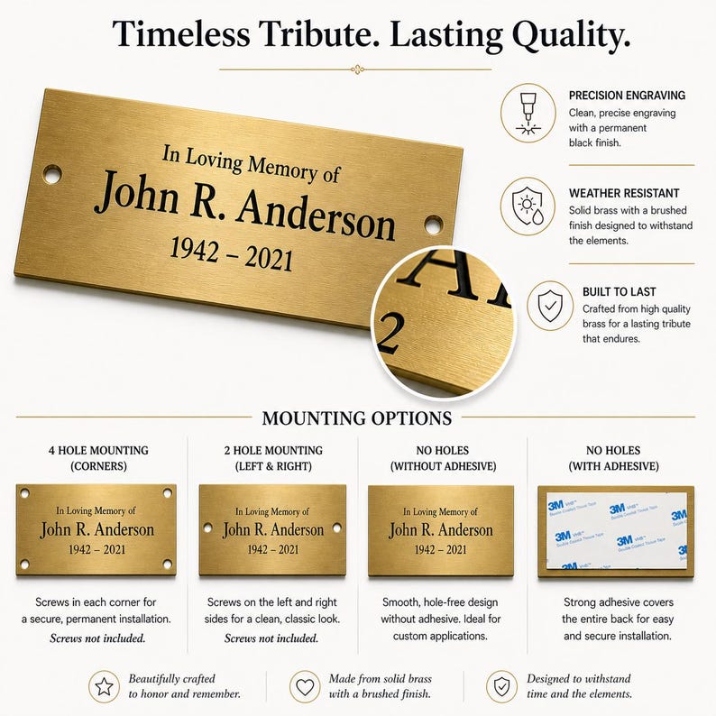 Pu&ograve; includere: Una targa commemorativa rettangolare in ottone spazzolato con testo inciso in nero che recita In Loving Memory of John R. Anderson 1942-2021. L'immagine mostra opzioni di montaggio con quattro fori, due fori, senza fori o con adesivo.