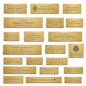 Pu&ograve; includere: Una collezione di targhe commemorative rettangolari in ottone con varie iscrizioni incise, nomi, date e simboli decorativi come alberi e cuori. Ogni targa include fori preforati per il montaggio su panchine o segnali commemorativi.