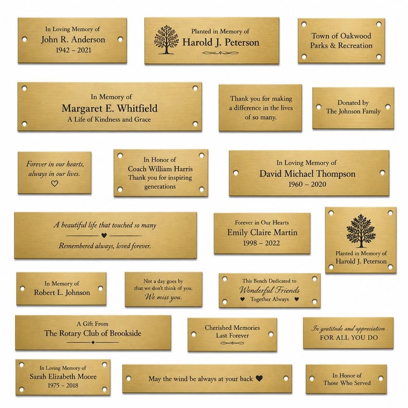 Pu&ograve; includere: Una collezione di targhe commemorative rettangolari in ottone con varie iscrizioni incise, nomi, date e simboli decorativi come alberi e cuori. Ogni targa include fori preforati per il montaggio su panchine o segnali commemorativi.