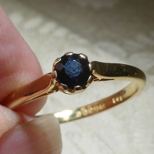 18ct Gold Sapphire Solitaire 0.33ct Ring UK Hallmark London 1981 Size R 2.7 grams 8 Prong Decorative Setting in Gift Box