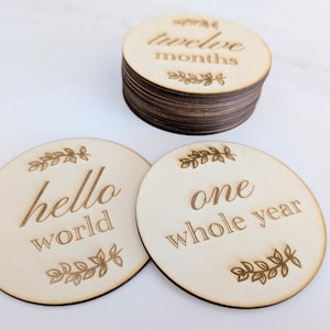 Cartelli personalizzati con nome per le pietre miliari del bambino / Segnapunti di crescita mensile / Accessorio per foto di neonati / Regalo per la doccia / Hello World / Mesi 1-12 / Moderno e minimalista