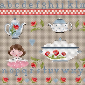 Può includere: Un motivo a punto croce su tessuto beige con un bordo a quadretti rossi e bianchi, numeri rossi da 0 a 9 e lettere blu dalla a alla z. Il design include due teiere, una grande zuppiera, una piccola figura e motivi floreali rossi.