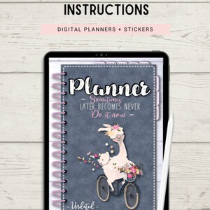 Op de afbeelding: Een digitale planner met een denim cover met een lama die op een fiets rijdt. De planner heeft een roze spiraalbinding en de tekst "Planner" en "Sometimes later becomes never. Do it now." staat op de cover.