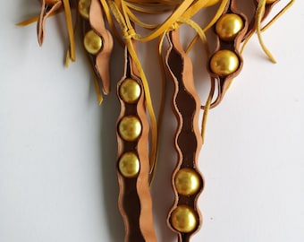 Collar de cuero hecho a mano, "Guisantes Amarillos", vainas de cuero curtido vegetal.
