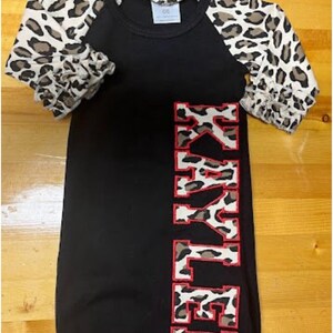 Vestido de leopardo con glaseado para recién nacido personalizado para llevar a casa con diadema a juego