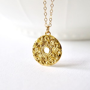 Gold Round Flower Medallion Necklace, Gold Coin Medallion Necklace, Layering Necklace, Dainty Everyday Jewelry, Gift for Mom, Minimalist
