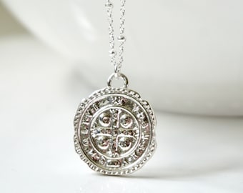 Collar con moneda griega, collar con medallón de plata de ley, cruz chapada en oro, cruz de plata de ley, collar con cadena de cuentas.