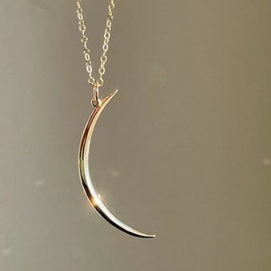 Collana con luna in oro, luna e stelle, lunare, celeste, fase lunare, ciondolo a mezzaluna, oro lucido, regalo per lei, collana a strati, di tendenza