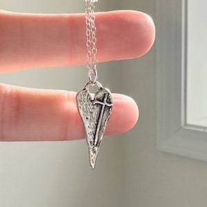 Collar con colgante de corazón y cruz de plata de ley, collar con dije de corazón de plata de ley .925, dije artesanal, hecho a mano, corazón largo, dije de cruz de plata de ley