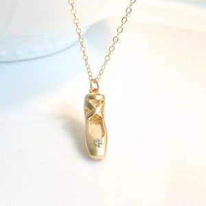 Collier chaussure de ballet, collier de chaussures avec bout en or, collier de ballerine, collier de chaussons de danse, danseuse, récital de danse, bijoux petite fille