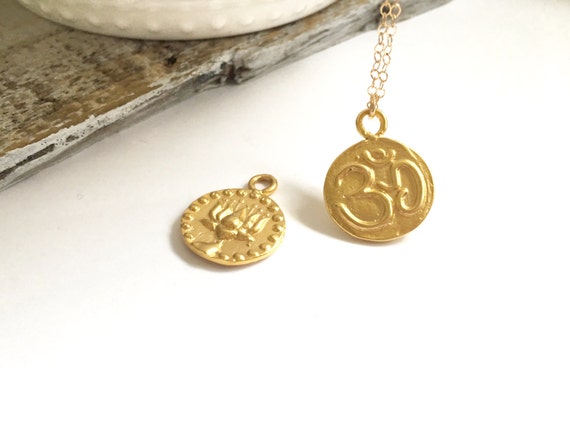 Gold Münze OM Halskette, doppelseitige OM und Lotus Halskette, Om Medaillon Halskette, AUM Halskette, Yoga Schmuck, spirituelleSchmuck Gold Münze OM Halskette, doppelseitige OM und Lotus Halskette, Om Medaillon Halskette, AUM Halskette, Yoga Schmuck, spirituelleSchmuck
