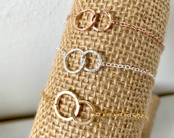 Gehämmertes Doppelkreis-Armband aus Sterlingsilber, Armband mit Roségoldfüllung, Ringarmband mit Goldfüllung, Doppelringarmband aus Gold