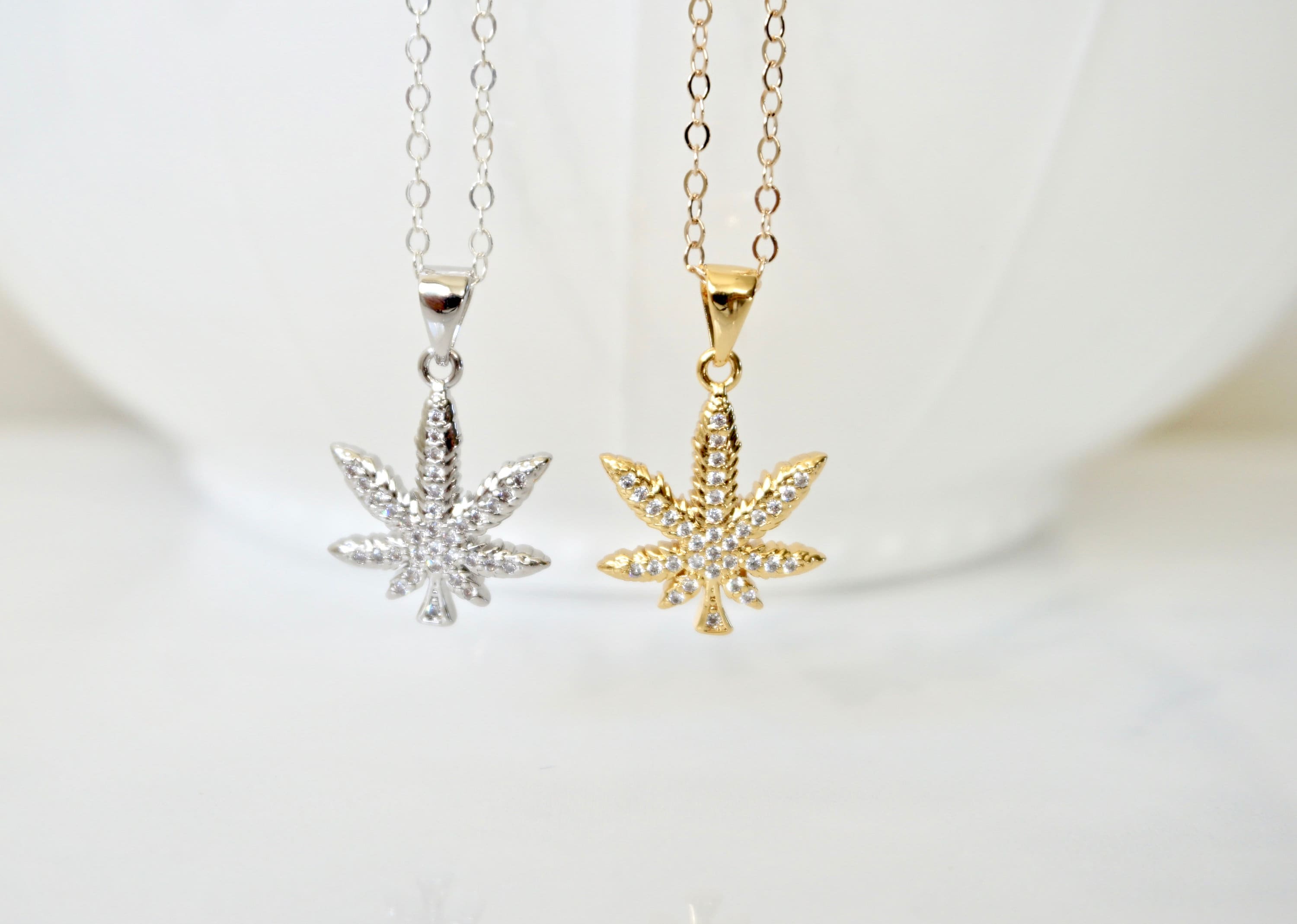 マリファナの葉のネックレス、ゴールドの大麻ネックレス、6枚の葉の