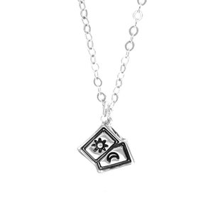 Collana con ciondolo a forma di carta dei tarocchi in argento Sterling ~ Indossala da sola o sovrapponila ad altri pezzi per creare la tua storia personale