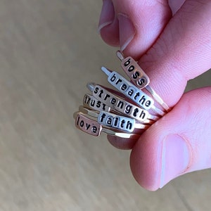 Anel de empilhamento de placa de texto personalizável feito à mão | Anel de palavra ou nome personalizável