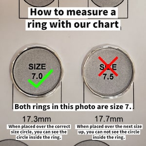 Puede incluir: Dos medidores de talla de anillo, uno marcado con "SIZE 7.0" y una marca de verificaci&oacute;n verde, el otro marcado con "SIZE 7.5" y una cruz roja. Ambos anillos son talla 7. El texto debajo de los anillos dice "Both rings in this photo are size 7." El texto debajo del anillo izquierdo dice "17.3mm When placed over the correct size circle, you can see the circle inside the ring." El texto debajo del anillo derecho dice "17.7mm When placed over the next size up, you can not see the circle inside the ring."