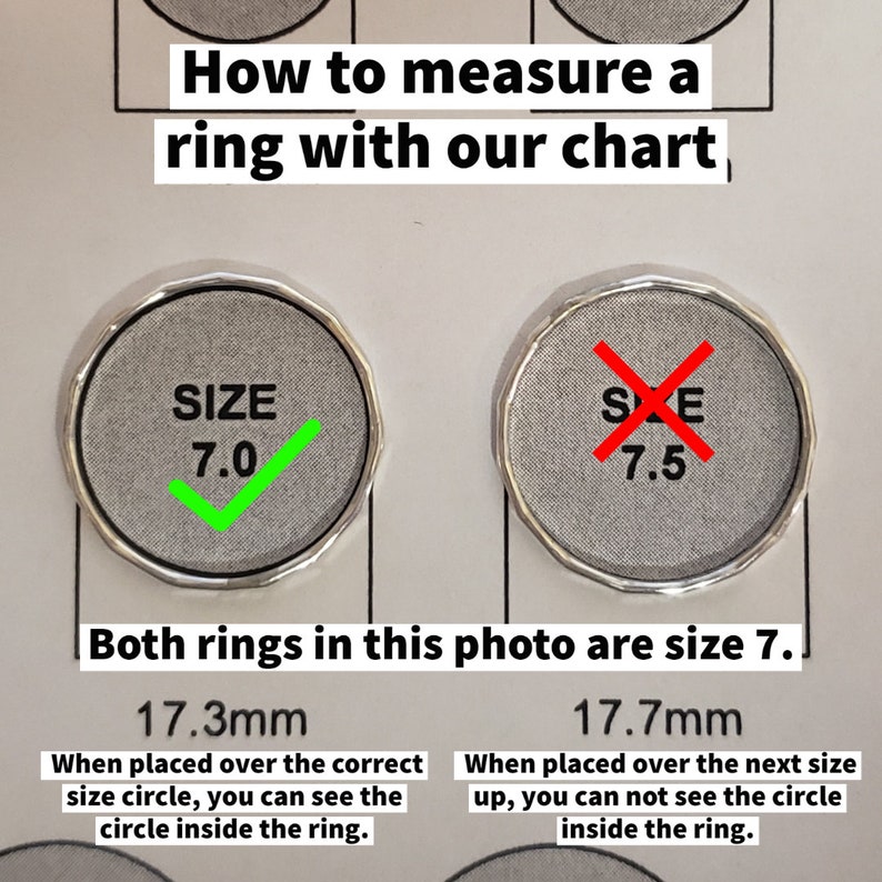 Puede incluir: Dos medidores de talla de anillo, uno marcado con "SIZE 7.0" y una marca de verificaci&oacute;n verde, el otro marcado con "SIZE 7.5" y una cruz roja. Ambos anillos son talla 7. El texto debajo de los anillos dice "Both rings in this photo are size 7." El texto debajo del anillo izquierdo dice "17.3mm When placed over the correct size circle, you can see the circle inside the ring." El texto debajo del anillo derecho dice "17.7mm When placed over the next size up, you can not see the circle inside the ring."