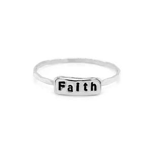 Puede incluir: Un anillo de plata con una banda rectangular que dice "Faith" en letras negras.