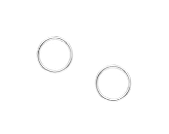 Pendientes minimalistas hechos a mano con círculos diminutos en plata de ley o rellenos de oro