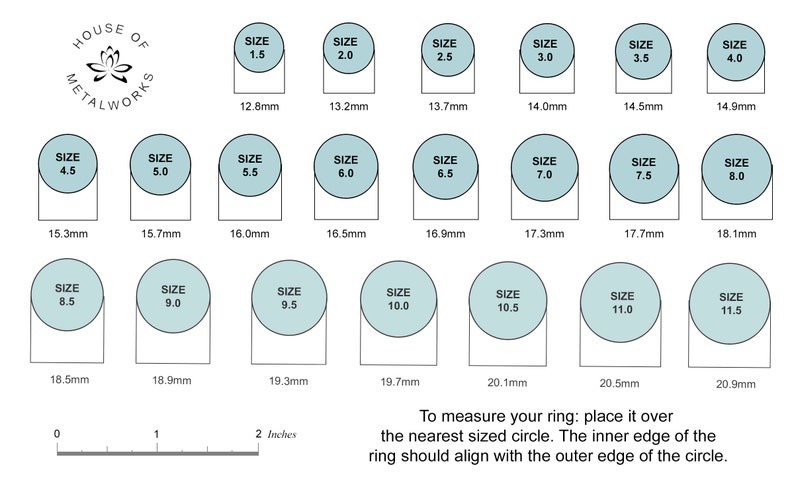 Puede incluir: Un gr&aacute;fico que muestra los tama&ntilde;os de los anillos en mil&iacute;metros y pulgadas. El gr&aacute;fico incluye una regla con marcas para 0, 1 y 2 pulgadas. El gr&aacute;fico est&aacute; etiquetado como "House of Metalworks".