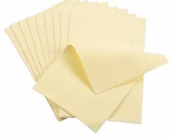 Puede incluir: Un conjunto de paños de limpieza de microfibra de color amarillo claro con un borde festoneado. Los paños están dispuestos en forma de abanico, con algunos paños doblados. Los paños están hechos de un material suave y absorbente.