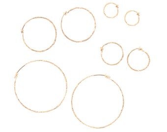 Créoles légères martelées en or rempli - Disponibles en plusieurs tailles, fabriquées à la main, élégantes à porter au quotidien