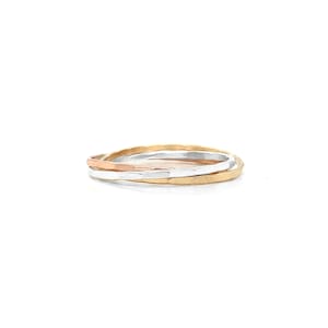 K&ouml;nnte beinhalten: Ein Satz von drei geh&auml;mmerten Metallringen in Gold, Silber und Ros&eacute;gold. Die Ringe sind &uuml;bereinander gestapelt und zeigen ihre unterschiedlichen Farben und Texturen. Es handelt sich wahrscheinlich um Schmuck.