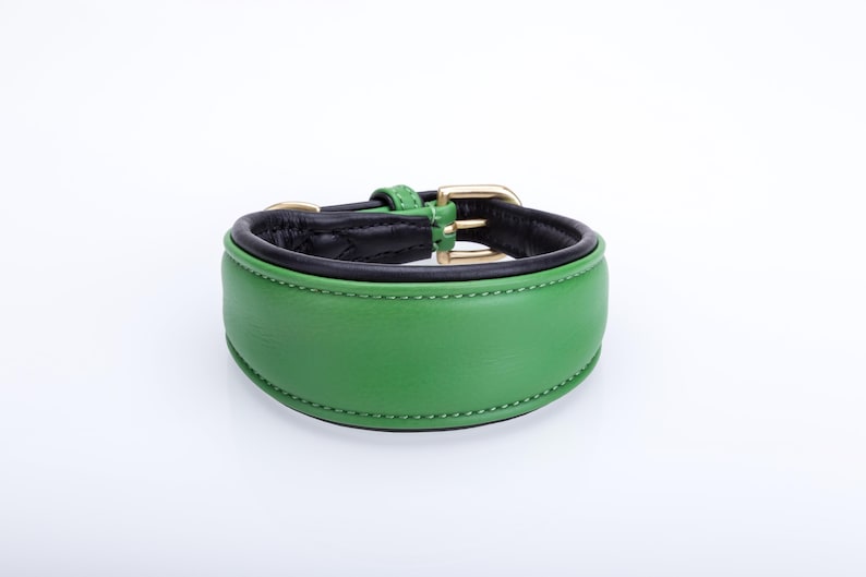 Pu&ograve; includere: Una tazza di ceramica bianca con manico nero e la scritta "But First, Coffee" in nero, in grassetto. La tazza &egrave; su una superficie bianca.