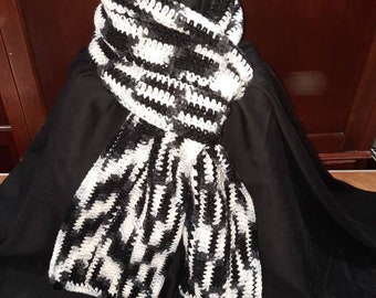 Handgemachte gehäkelte Tundra Unisex Schal, "Zebra" perfekte Länge in vielen Stilen zu tragen, ideal für Frauen oder Männer