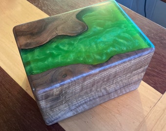 Black Walnut/Epoxy Green unhinged box