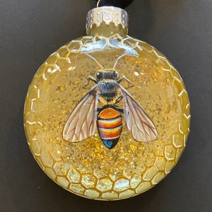 Décoration en verre bourdon peinte à la main : art scintillant en nid d'abeille doré