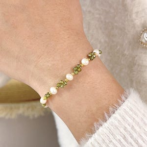 Green Beaded Pearl Bracelet, Gold Magnetic Clasps Bracelet, Minimalist Bracelet for Women, Dainty Bridesmaid Gift Jewelry, Birthday Gift