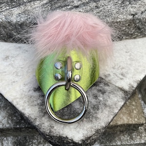 Manchette duveteuse bondage Who-ville slime métallique vert fluo rose layette bordure en fausse fourrure pression doublure psychédélique bracelet grinch punk bondage bondage