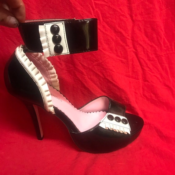 Women’s 8 black white shiny patent leather ankle s