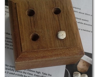 Dorset High Top Button Kit: Includes a Wooden Mould and Instructions