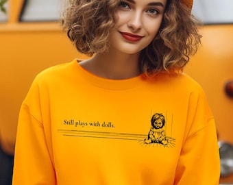 Creepy Doll Sweatshirt – Still Plays With Dolls Pullover, Gothic Horror Shirt, Dark Academia Clothing, Spooky Vintage Graphic Crewneck