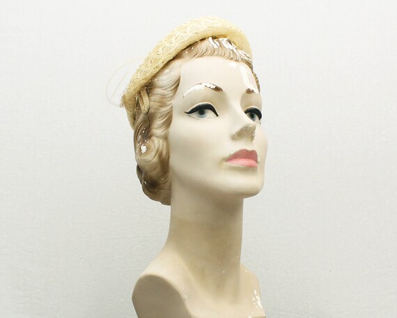 Ivory Woven Raffia Feather Pillbox Hat - Vintage 1