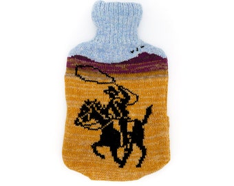 Ha, Ha! Gestrickte Wärmflaschenhülle aus Lammwolle mit Cowboy-Motiv