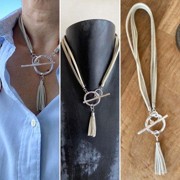 Leather necklace light grey, T clasp, pompom